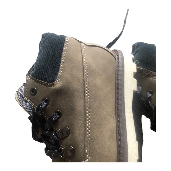 Boy High Too Suede Shoes Size 4 in Excellent Used Condition - Picture 4 of 8